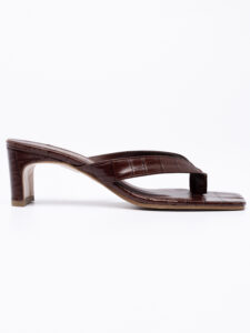 Croc-effect toe mules